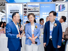 圖為電源行業(yè)協會領導和協會理事會部分成員代表參觀CIBF2025